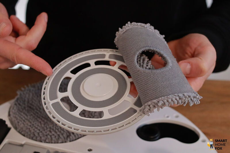 Die rotierenden Wischpads des Roborock Q Revo MaxV sind zu sehen.